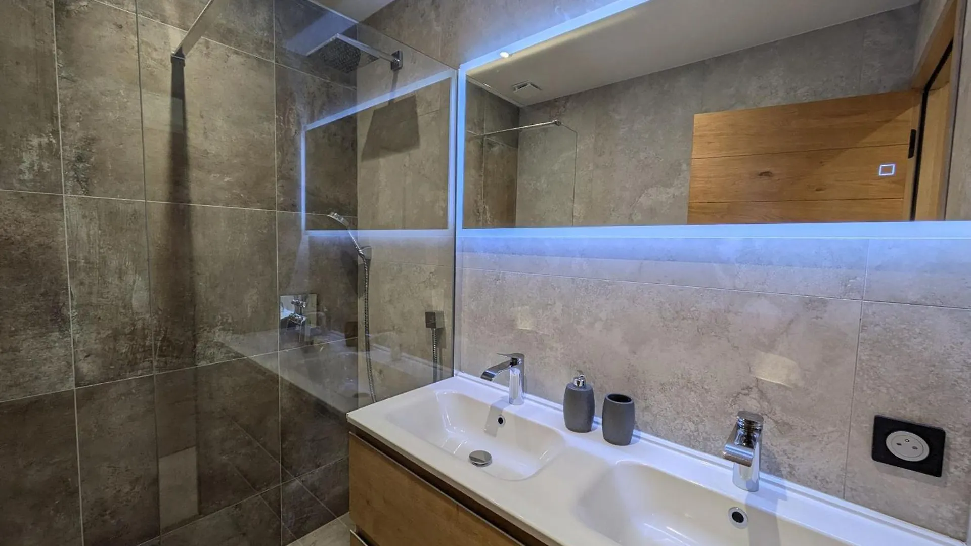 Les Gets - Chalet Moderne 5 Chambres Avec Jacuzzi, Cheminee Et Garage - Fr-1-623-367  Les Gets
